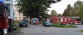 Służby ratownicze przed budynkiem DPS