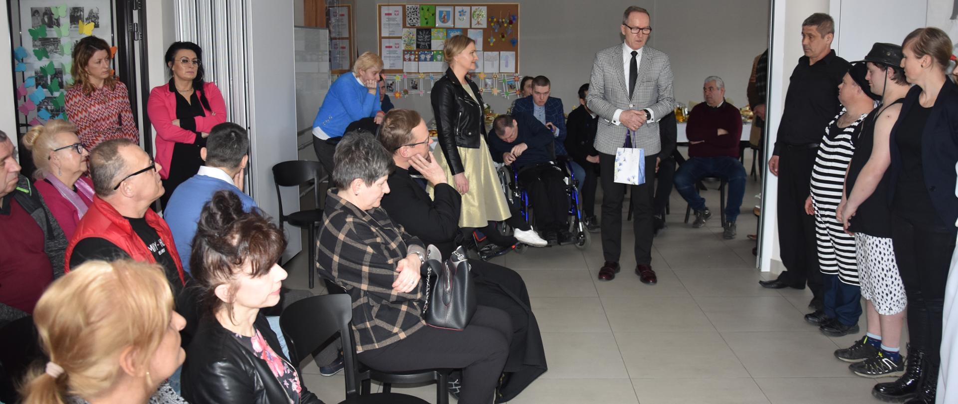 Spotkanie wielkanocne pracowników i uczestników Warsztatów Terapii Zajęciowej „Pozytywni” w Młodocinie Większym w Gminie Wolanów