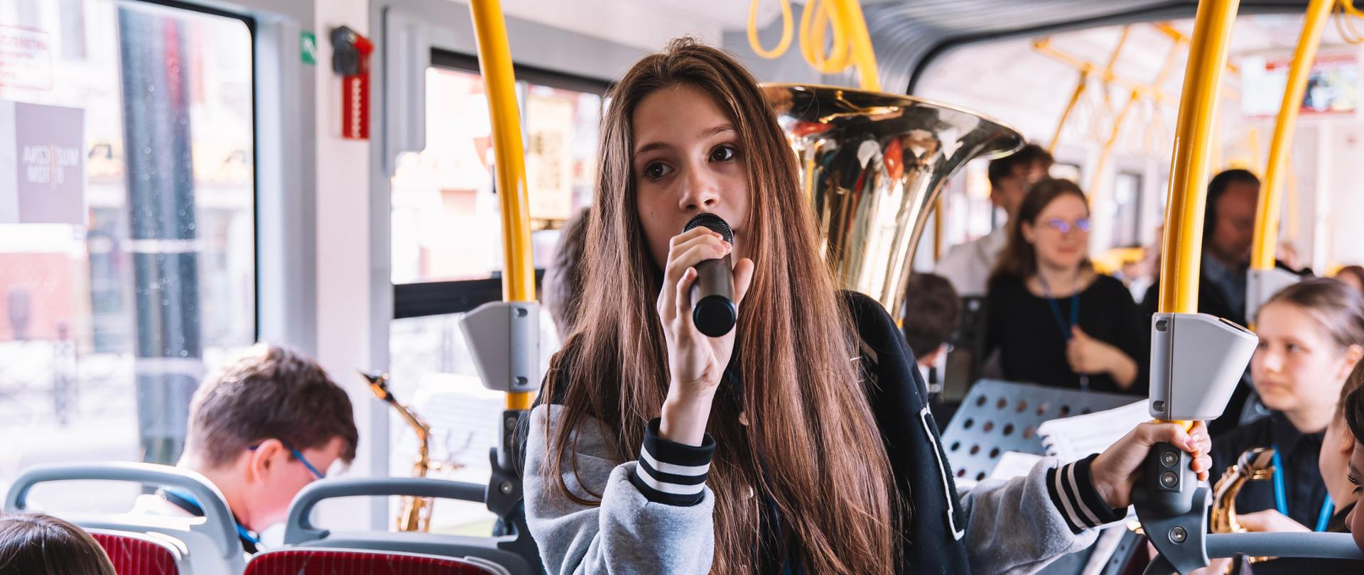 Akcja promująca Ogólnokształcącą Szkołę Muzyczną I i II stopnia im. F. Chopina w Bytomiu. Młodzież koncertowała na przystankach tramwajowych oraz w tramwaju umilają podróż bytomianom.