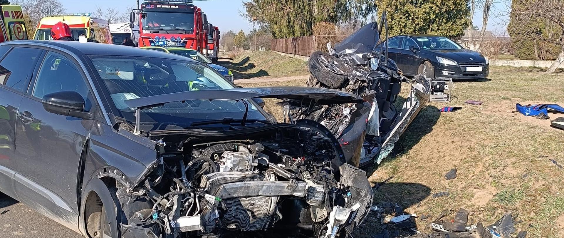 Zderzenie dwóch pojazdów osobowych na drodze powiatowej w miejscowości Wrząca Wielka