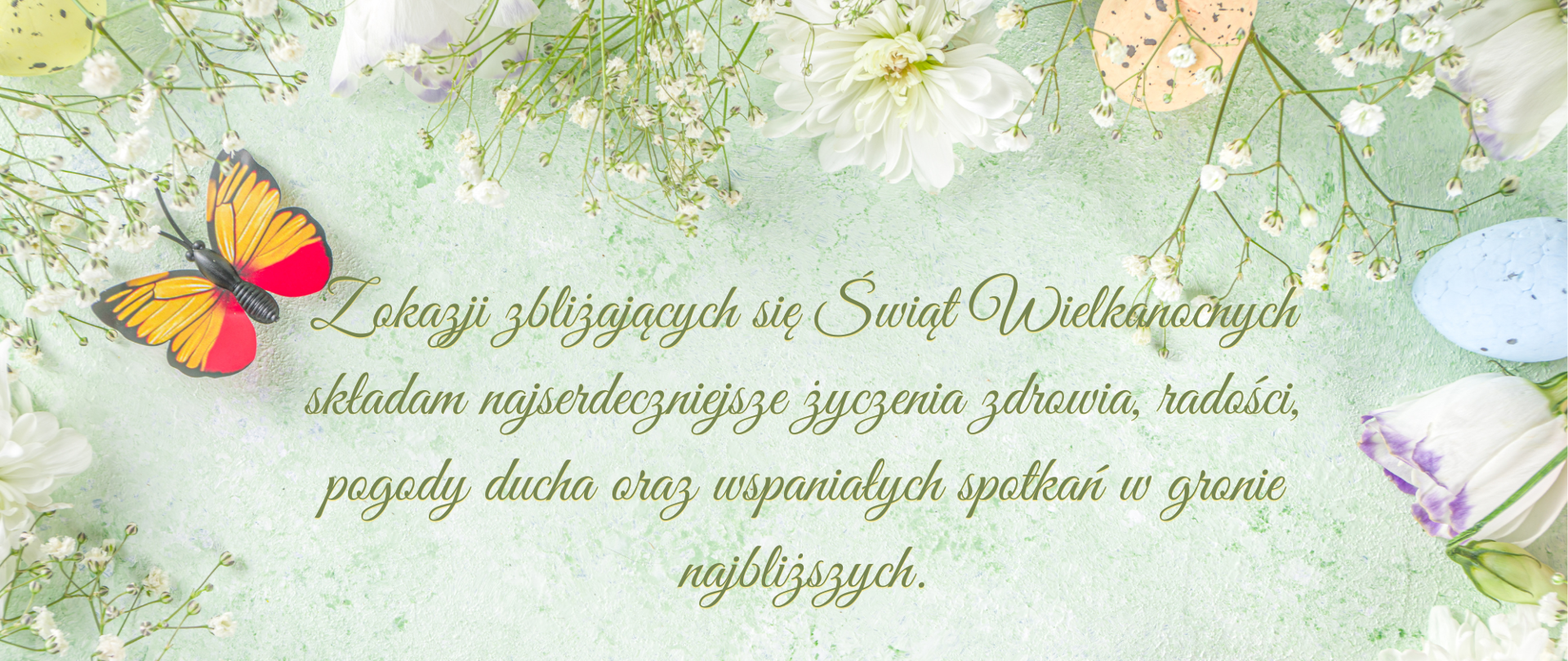 Życzenia Wielkanocne na zielonym tle ze zdjęciem kolorowych jajek i wiosennych kwiatów