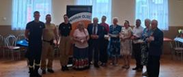 Na zdjęciu widać funkcjonariuszy PSP oraz seniorów z czujkami podczas spotkania edukacyjnego.