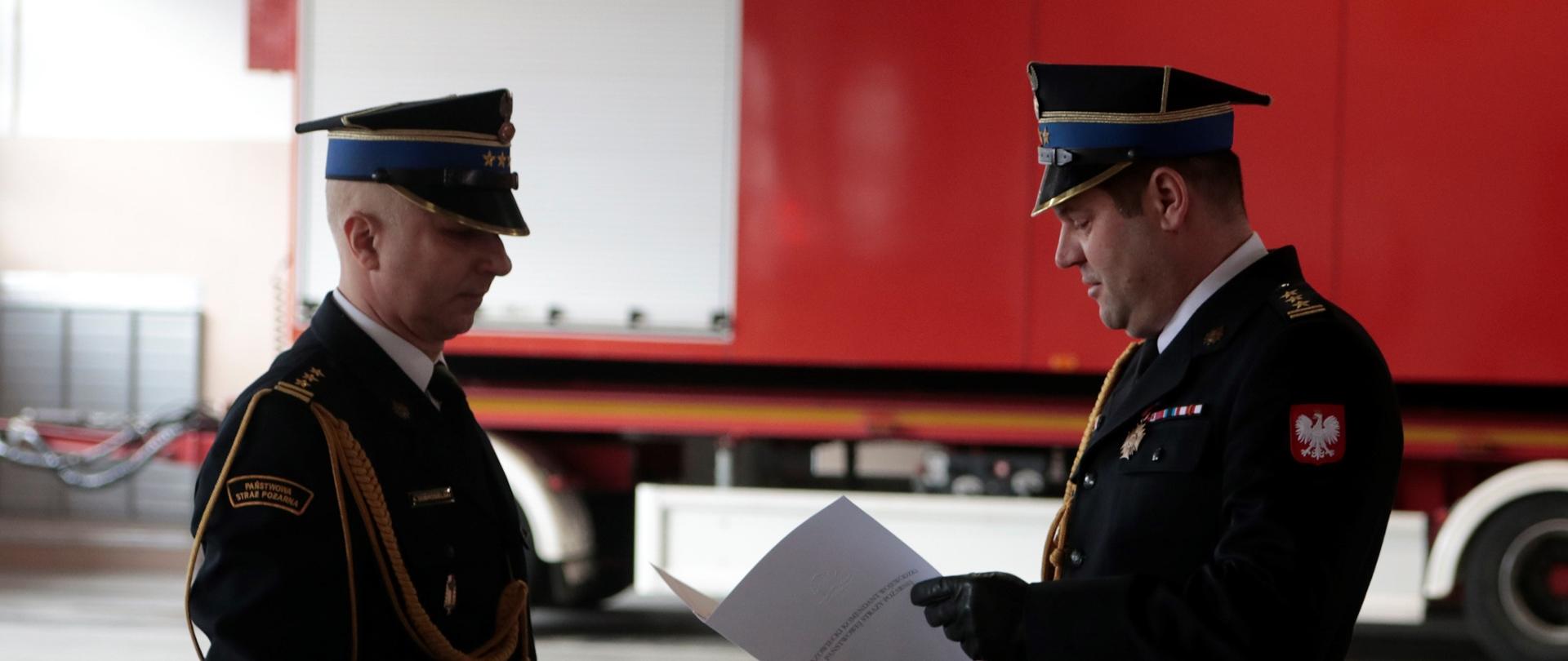 Komendant Miejski PSP w Płocku odbiera akt powołania od Zastępcy Mazowieckiego Komendanta Wojewódzkiego st. bryg. Artura Gonery.