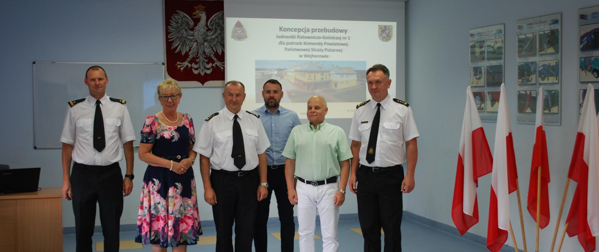 Uczestnicy uroczystego podpisania umowy: zastępca komendanta powiatowego Państwowej Straży Pożarnej w Wejherowie, starosta powiatu wejherowskiego, komendant powiatowy Państwowej Straży Pożarnej w Wejherowie, przedstawiciele firmy Budrem-Rybak oraz zastępca pomorskiego komendanta wojewódzkiego Państwowej Straży Pożarnej. 