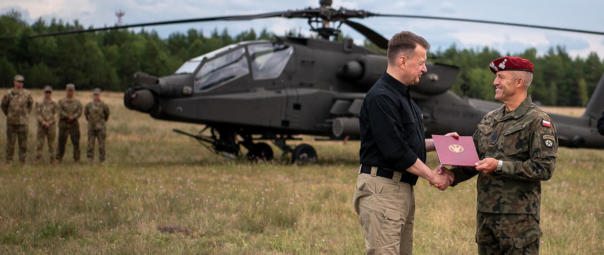 21 lipca 2023 r., na terenie 21. Centralnego Poligonu Lotniczego w Nadarzycach, Mariusz Błaszczak, minister obrony narodowej, obserwował amerykańsko-polskie szkolenie lotnicze oraz powoła gen. dyw. Adama Joksa na stanowisko dowódcy Polskiego Korpusu Sił Lądowych. Fot. Maciej Nędzyński/CO MON
