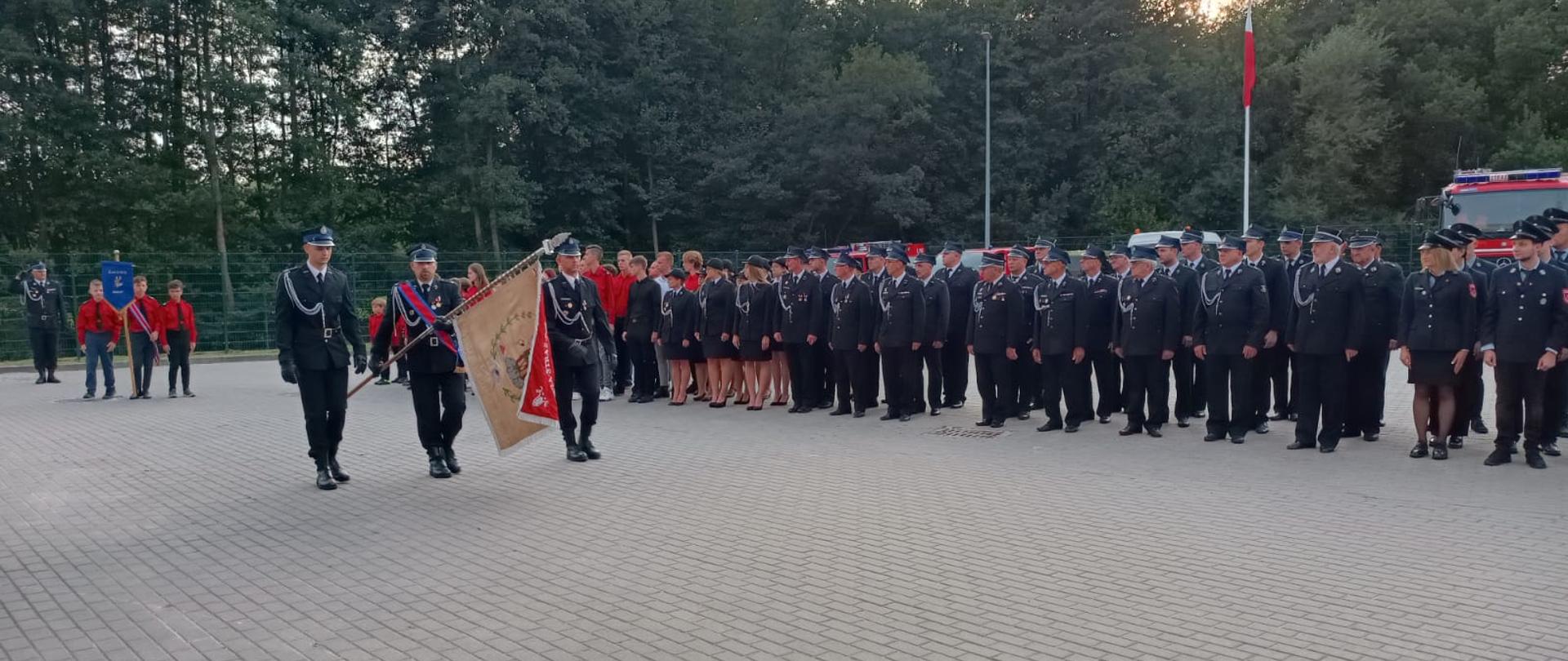 Przemarsz pocztu sztandarowego OSP Żukowo