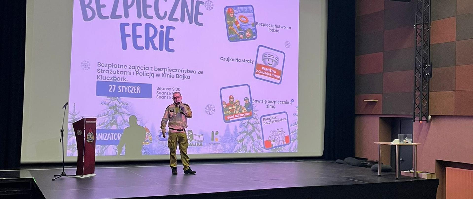 Komendant Powiatowy PSP podczas przywitania gości. 