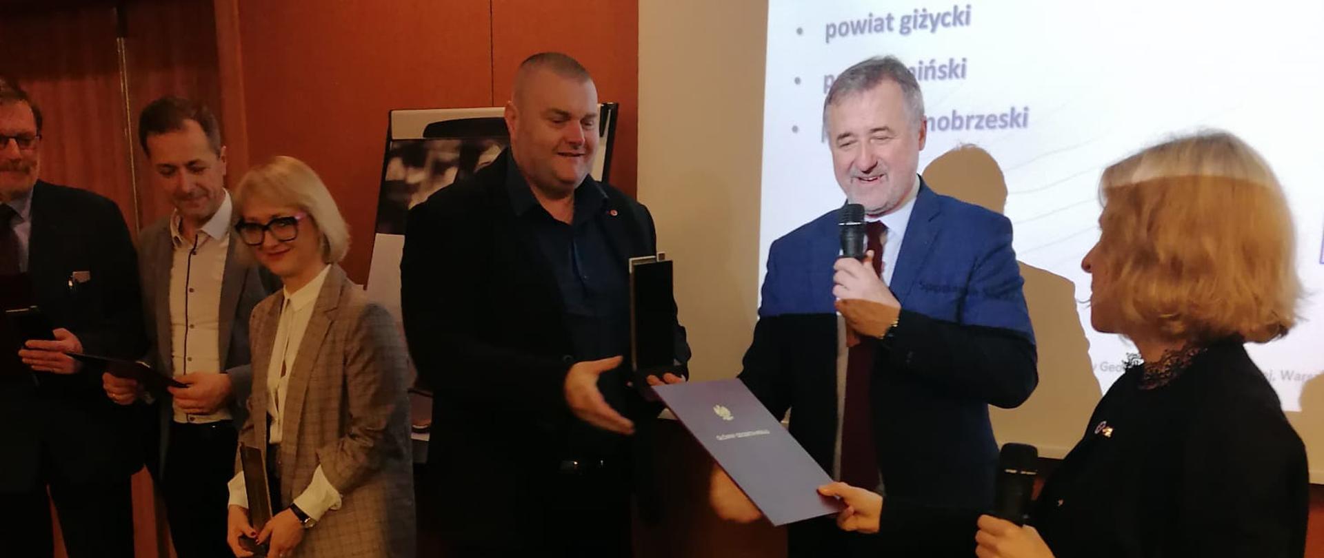 Zdjęcie przedstawia przedstawicieli nagrodzonych powiatów oraz Głównego Geodetę Kraju dr. hab. inż. Waldemara Izdebskiego.