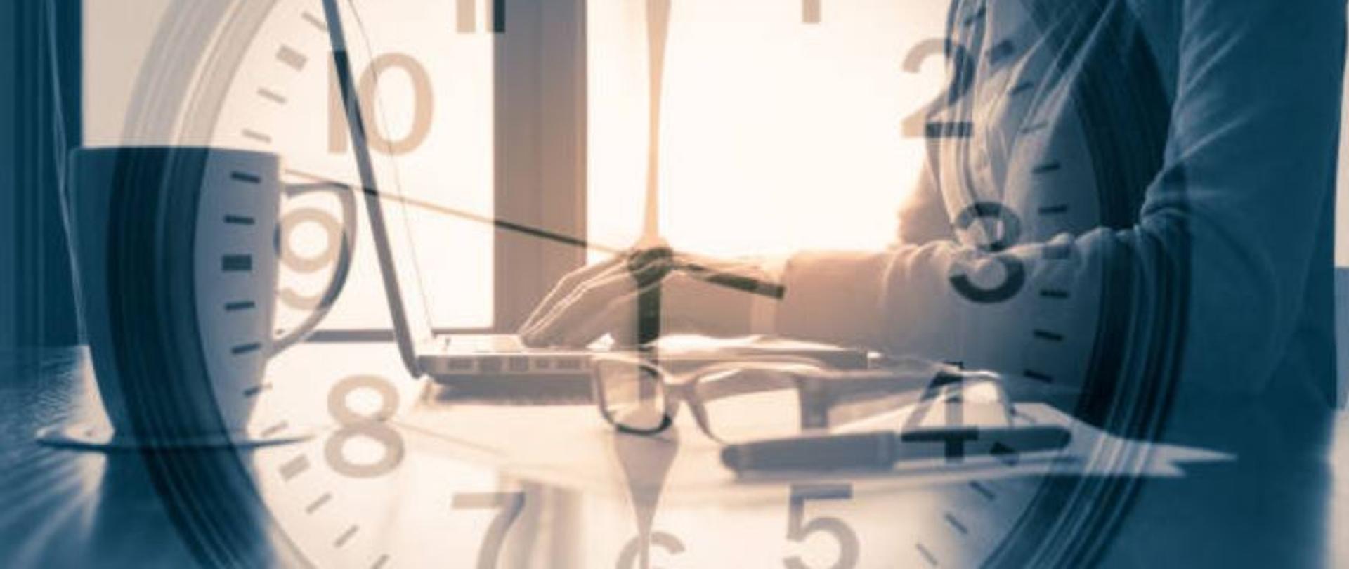 Duża tarcza zegara, a w tle osoba pisząca na laptopie.