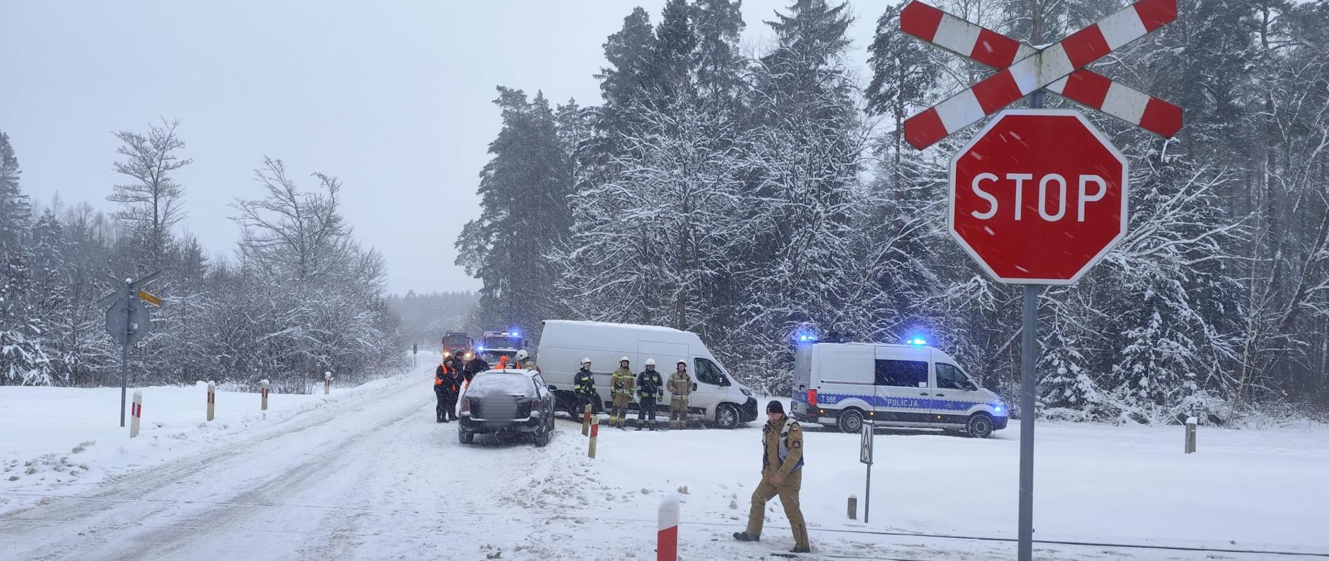 Zderzenie samochodu osobowego z pociągiem na przejeździe kolejowym na trasie Szczytno–Lipowiec