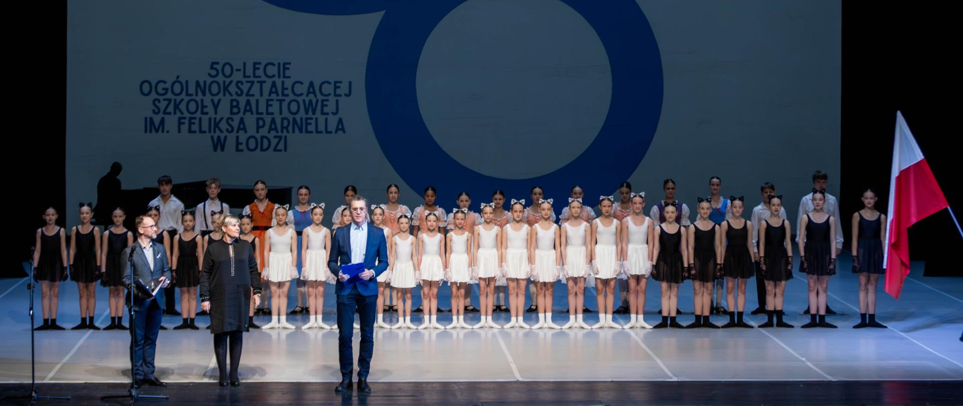 Na scenie reprezentanci Ogólnokształcącej Szkoły Baletowej im. Feliksa Parnella w Łodzi 
