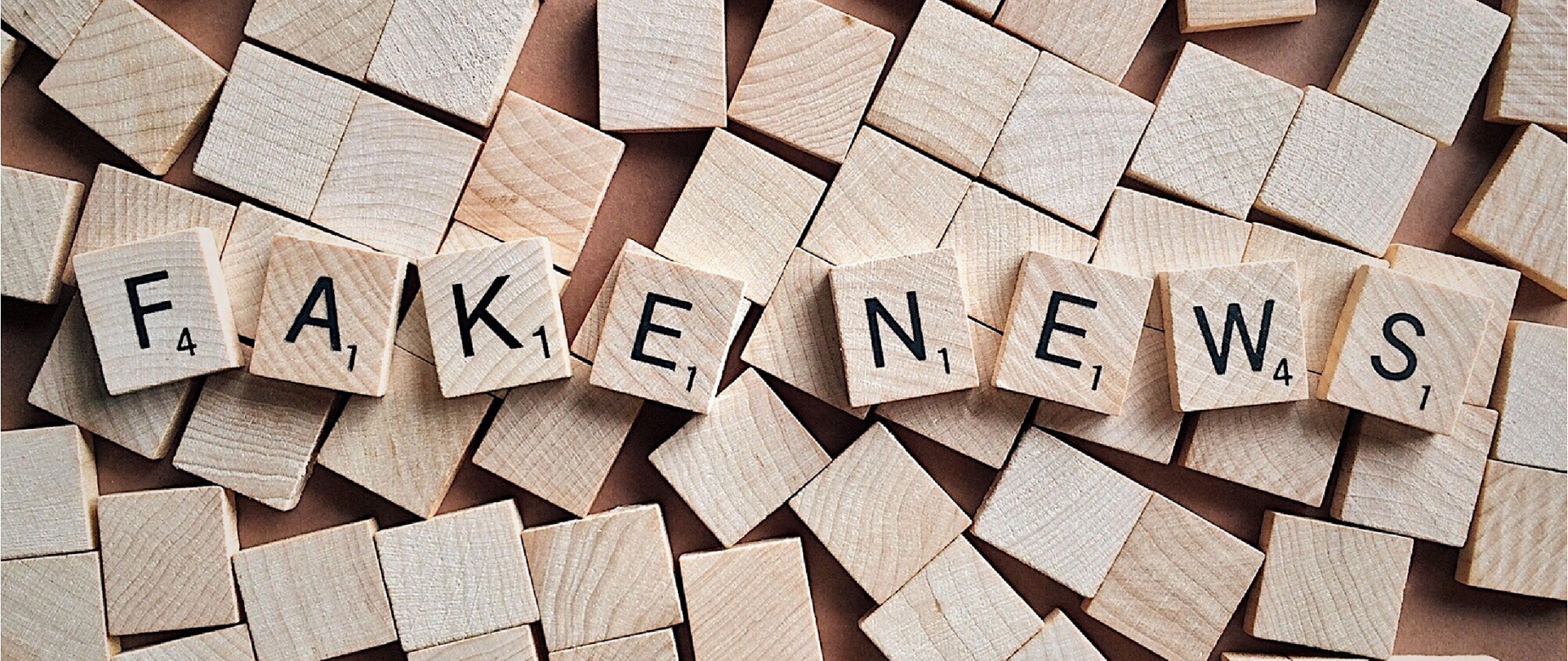 Scrabble - napis "Fake News"