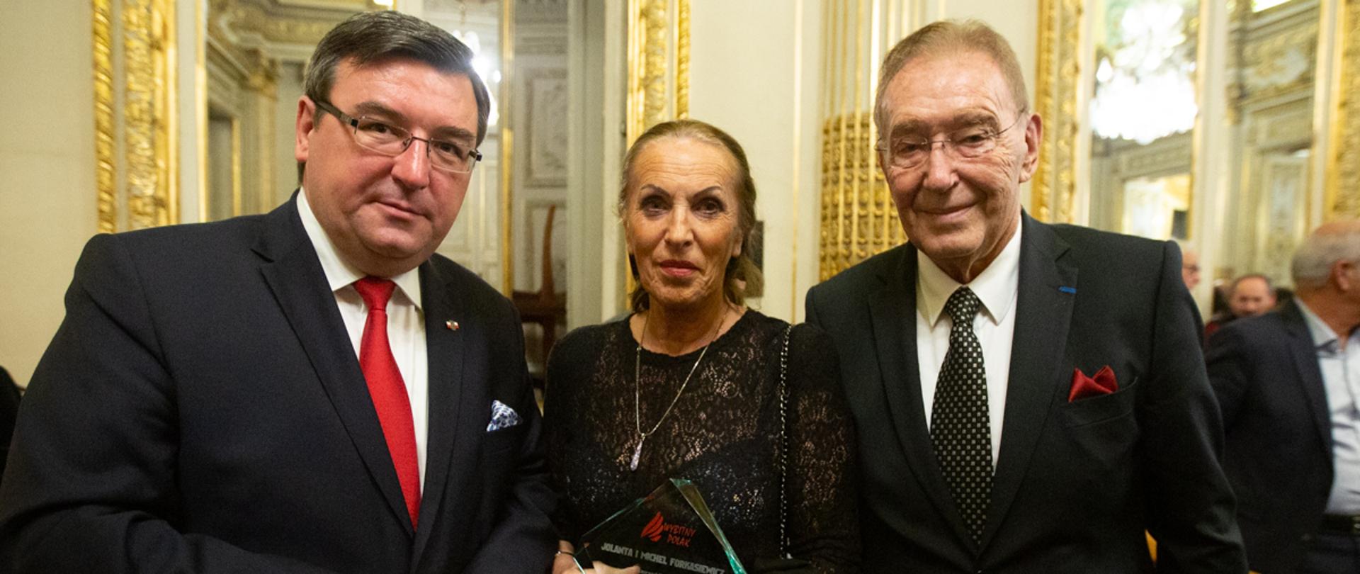 Ambasador Tomasz Młynarski z laureatami nagrody w kategorii "Osobowość Państwem Jolantą i Michelem Forkasiewicz. 