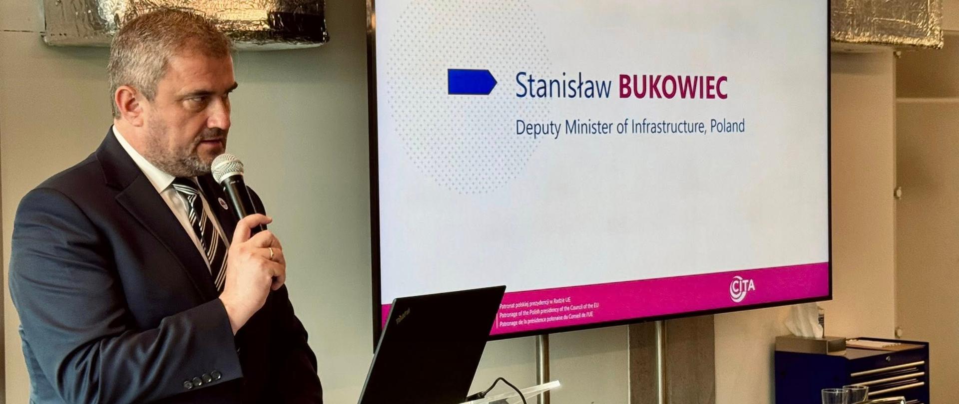 Wiceminister infrastruktury Stanisław Bukowiec uczestniczył w konferencji pt. „Pakiet zdatności do ruchu drogowego i wyzwanie radzenia sobie z technologią pojazdów”, zorganizowanej przez Międzynarodowy Komitet ds. Badań Technicznych Pojazdów (CITA) i objętej patronatem polskiej prezydencji w Radzie Unii Europejskiej.