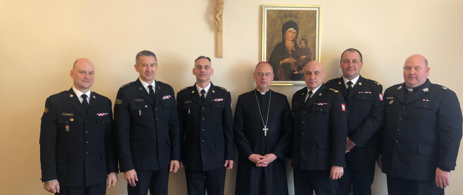 Na zdjęciu od lewej: Komendant Powiatowy PSP w Tarnowskich Górach st. bryg. Adam Lachowicz, Komendant Miejski PSP w Gliwicach st. bryg. Roman Klecha, Komendant Powiatowy PSP w Lublińcu st. bryg. Janusz Bula, biskup diecezjalny gliwicki Sławomir Oder, Komendant Miejski PSP w Zabrzu st. bryg. Tomasz Bajerczak, Komendant Miejski PSP w Bytomiu mł. bryg. Tomasz Rutkowski, kapelan diecezjalny PSP i OSP diecezji gliwickiej Ks. Piotr Szczygielski.