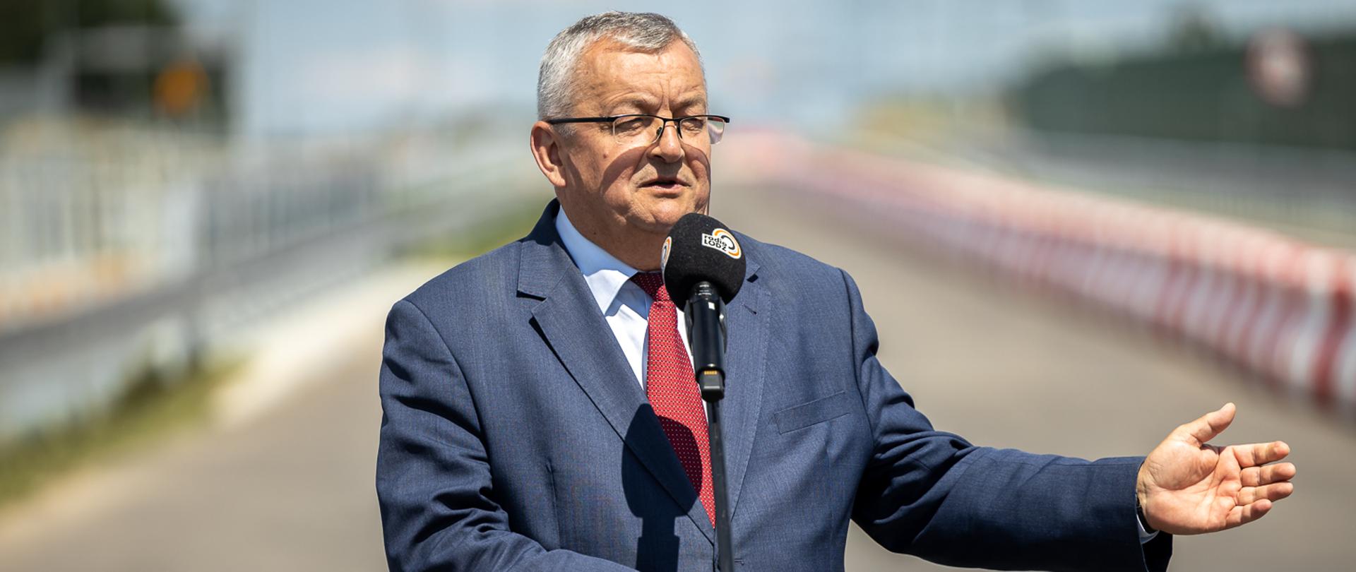 Minister infrastruktury Andrzej Adamczyk podczas konferencji prasowej