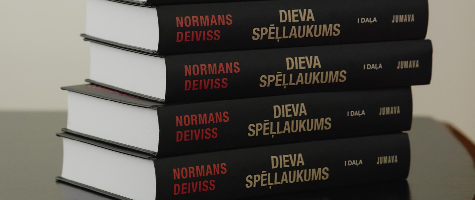 17 grudnia na Uniwersytecie Łotewskim odbyła się premiera łotewskiego tłumaczenia „Bożego Igrzyska. Historia Polski” autorstwa Normana Daviesa. Wydanie książki w języku łotewskim jest owocem wielomiesięcznej współpracy Ambasady RP w Rydze z wydawnictwem „Jumava”. 