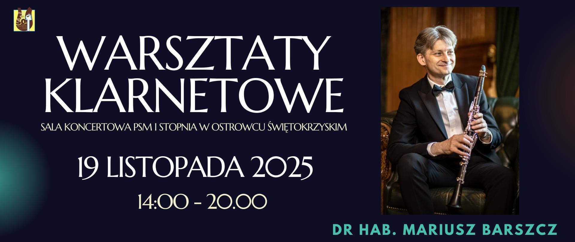 Pan Mariusz Barszcz z klarnetem na fotelu na granatowym tle z białymi literami informującymi o warsztatach klarnetowych, na górze po lewej stronie logo szkoły