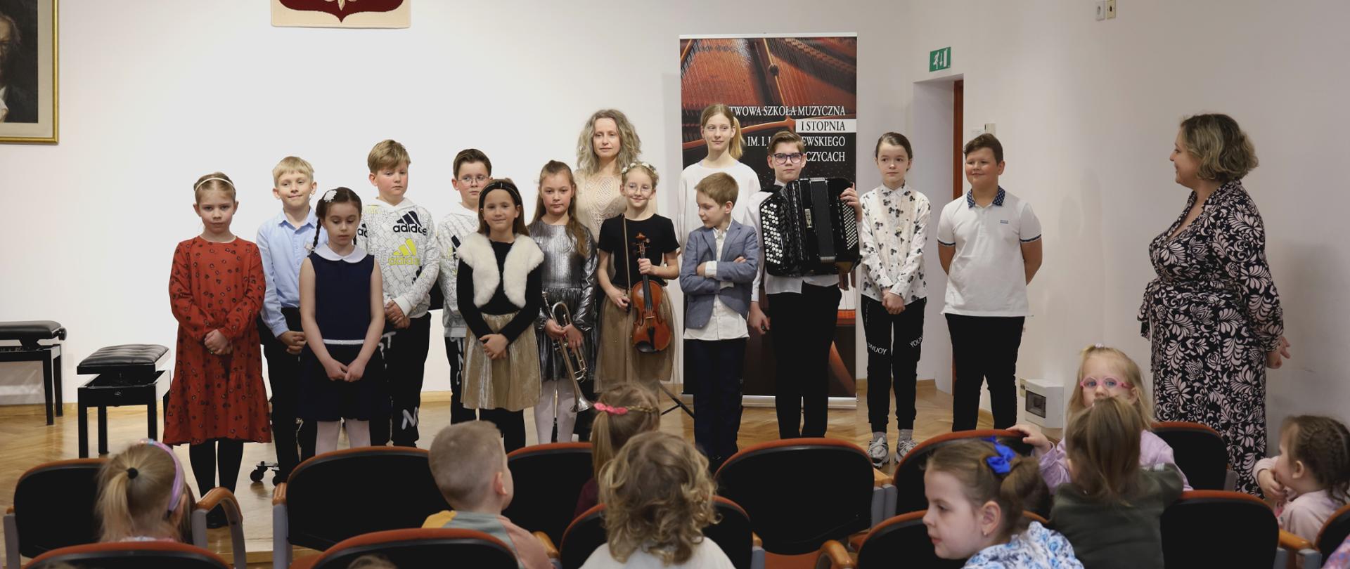 Zdjęcie wspólne wykonawców środowego koncertu.