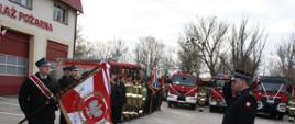 Uroczystość przekazania pojazdów pożarniczych - uroczysta zbiórka