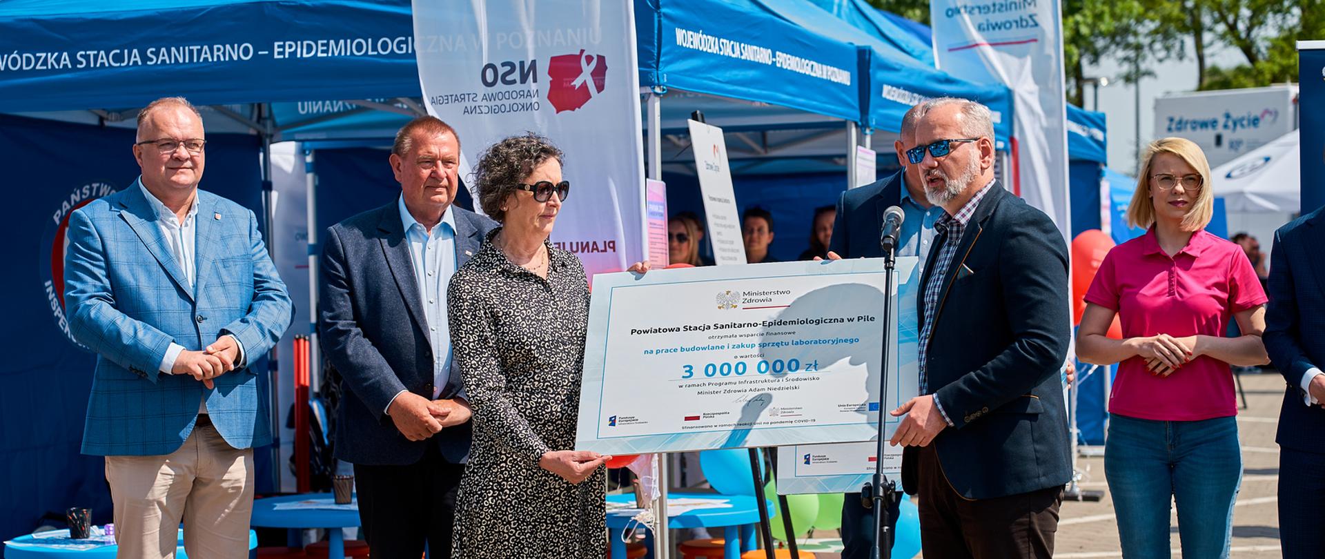 wręczenie czeku dla pilskiego sanepidu w ramach projektu pn. „Wzmocnienie infrastruktury powiatowych stacji sanitarno-epidemiologicznych w celu zwiększenia efektywności ich działania”