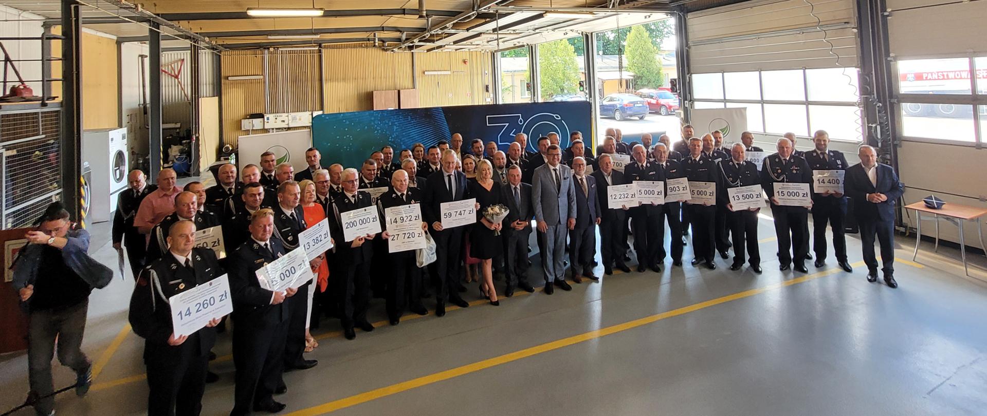 Zdjęcie przedstawia uroczystość związaną z wręczeniem dotacji z WFOŚiGW dla jednostek osp.