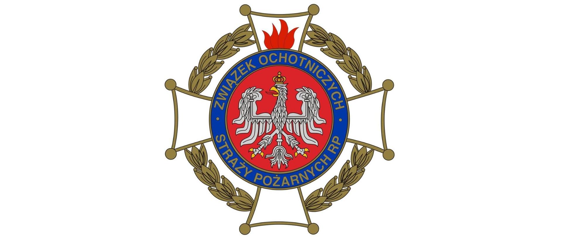 Na zdjęciu widnieje logo Związku Ochotniczych Straży Pożarnych Rzeczypospolitej Polskiej. Na logo składa się biały orzeł z koroną otoczony napisem Związek Ochotniczych Straży Pożarnych RP. Orzeł znajduje się na planie białego krzyża otoczonego wieńcem z liści.