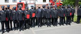 Prezydent RP Andrzej Duda przekazał promesy na zakup samochodów pomorskim strażakom – na zdjęciu Prezydent RP ze strażakami OSP