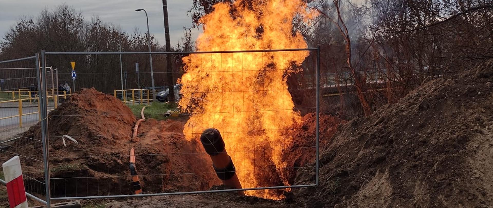 Na zdjęciu widoczny jest palący się gaz z gazociągu.