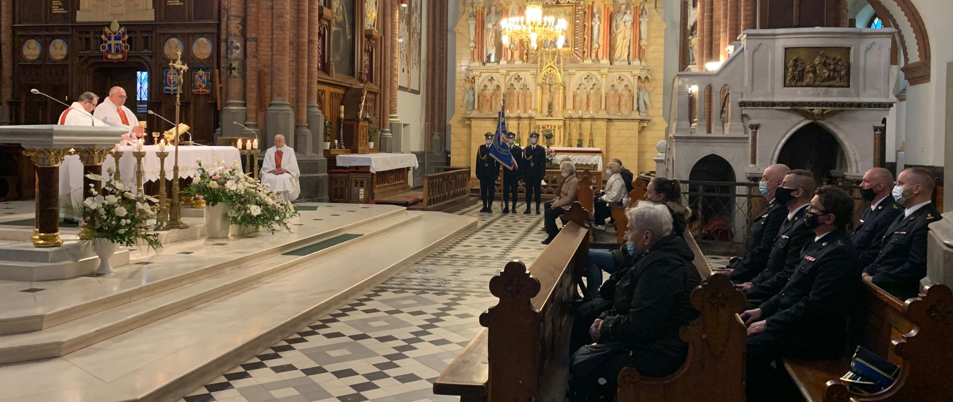 zdjęcie z wnętrza kościoła