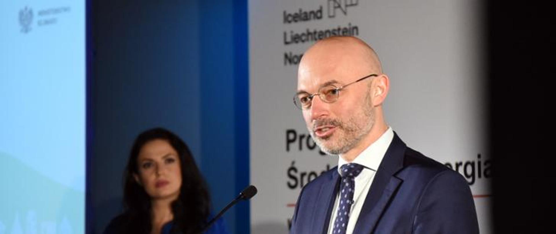 Minister Michał Kurtyka przemawia na konferencji inaugurującej Program Środowisko, Energia i Zmiany Klimatu w ramach III edycji Funduszy Norweskich i EOG w Polsce