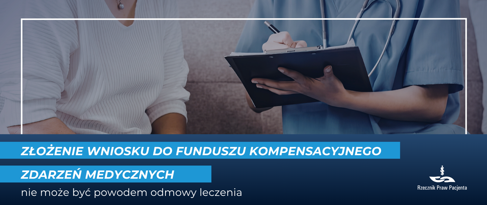 Pacjentka rozmawia z lekarzem, który trzyma w ręku dokumentację medyczną. 