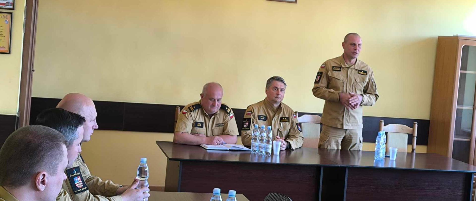 Kadra kierownicza komendy omawia ćwiczenia