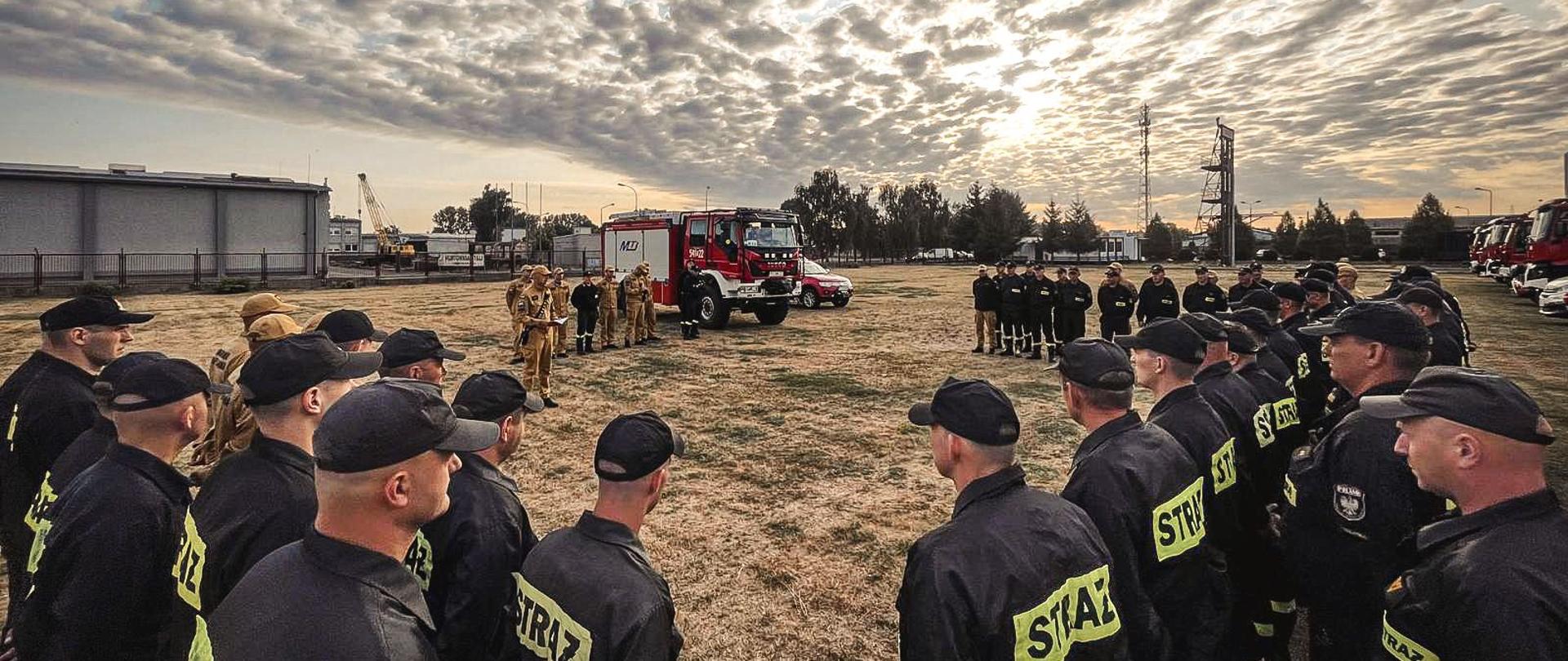 Strażacy w trakcie odprawy w Ostrowie Wielkopolskim