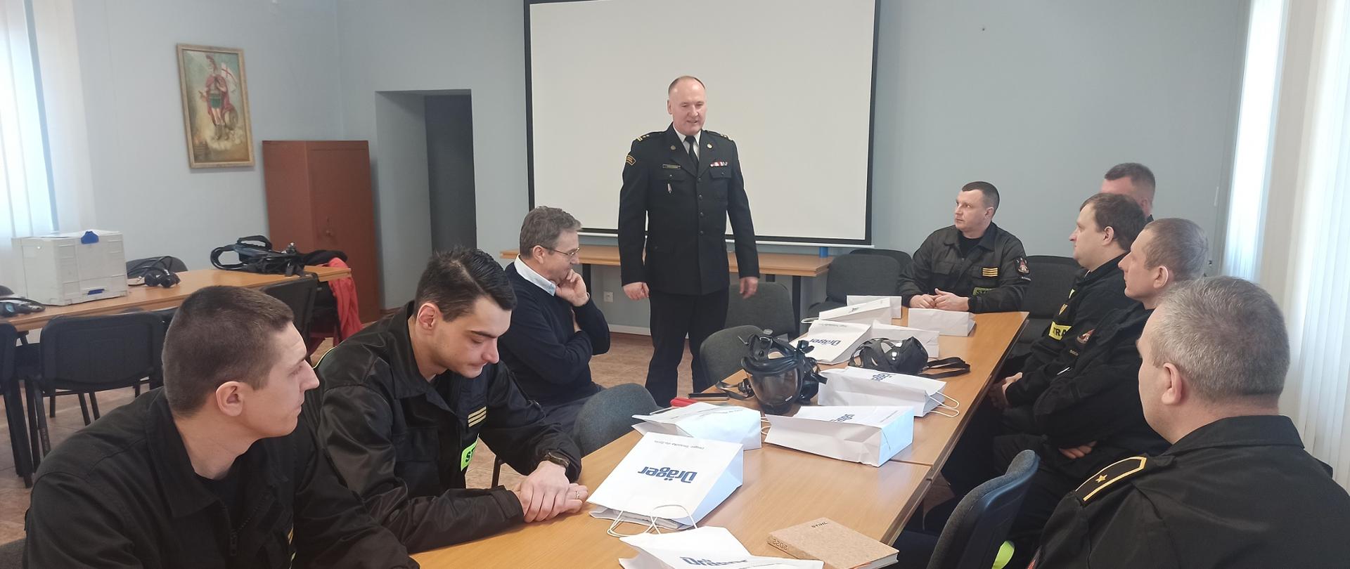 Na zdjęciu uczestnicy szkolenia i przemawiający na jego rozpoczęcie zastępca Komendanta PSP w Płocku