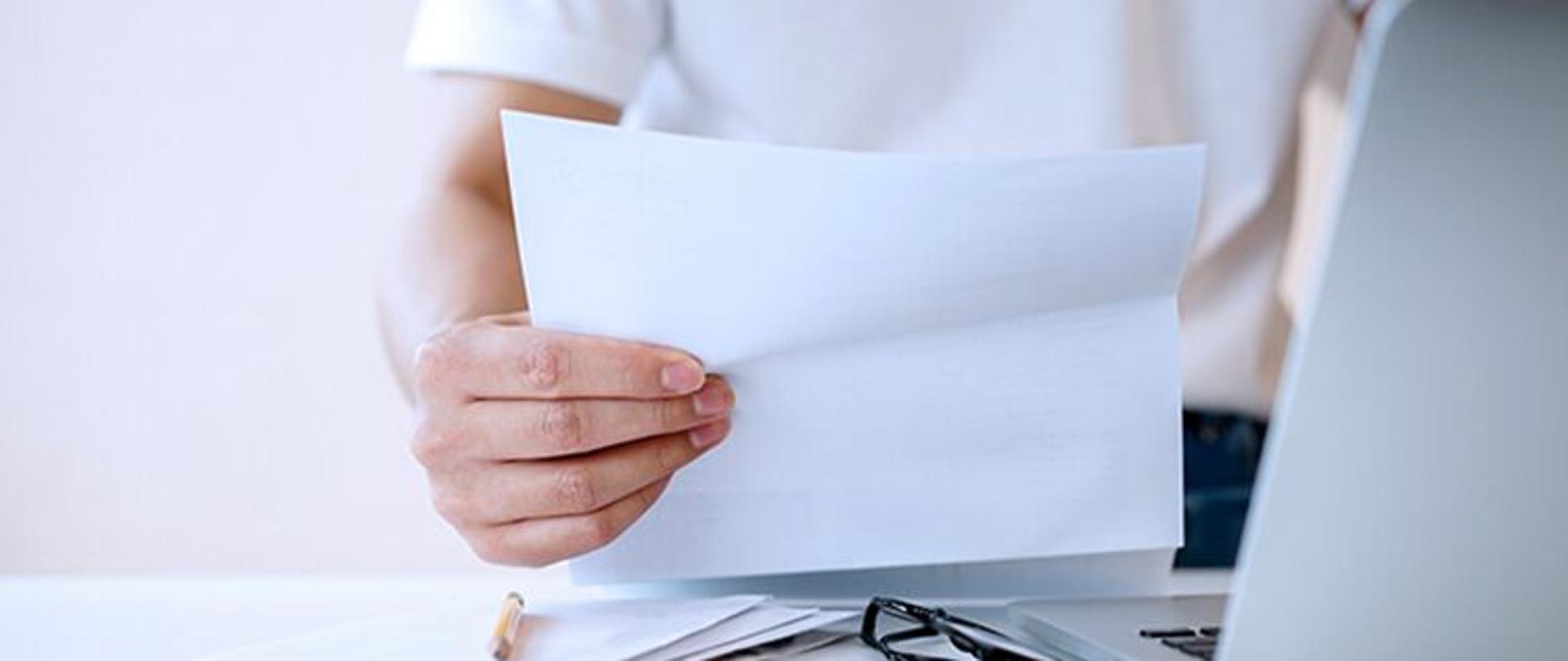Osoba trzymająca dokument