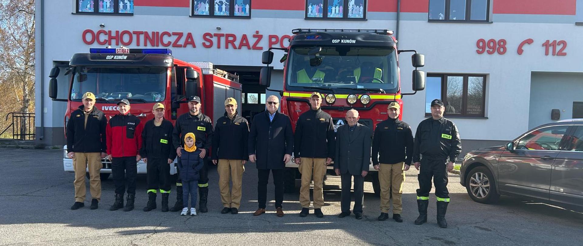 Na zdjęciu widoczny Zastępca Świętokrzyskiego Komendanta Wojewódzkiego, Komendant Powiatowy PSP w Ostrowcu Św., Zastępca Komendanta Powiatowego PSP w Ostrowcu Św., Naczelnik Wydziału Operacyjno-Szkoleniowego KP PSP w Ostrowcu Św. oraz druhowie OSP.