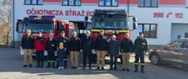 Na zdjęciu widoczny Zastępca Świętokrzyskiego Komendanta Wojewódzkiego, Komendant Powiatowy PSP w Ostrowcu Św., Zastępca Komendanta Powiatowego PSP w Ostrowcu Św., Naczelnik Wydziału Operacyjno-Szkoleniowego KP PSP w Ostrowcu Św. oraz druhowie OSP.