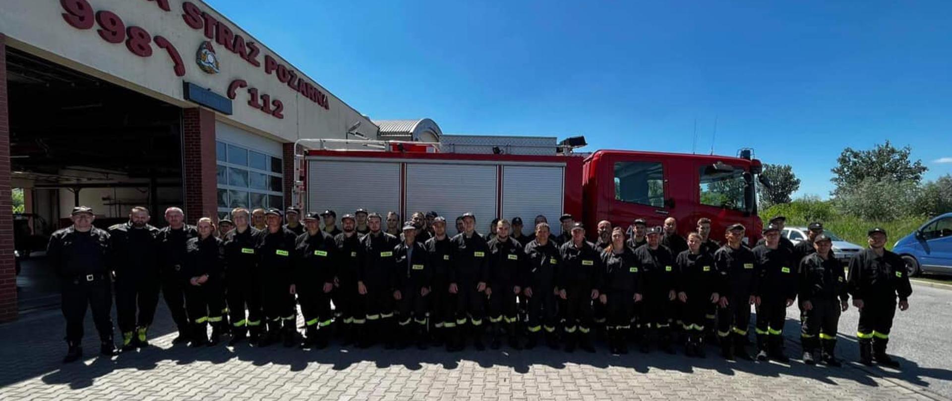 Egzamin kursu podstawowego OSP na zdjęciu strażacy OSP na oficjalnej zbiórce kończącej. 