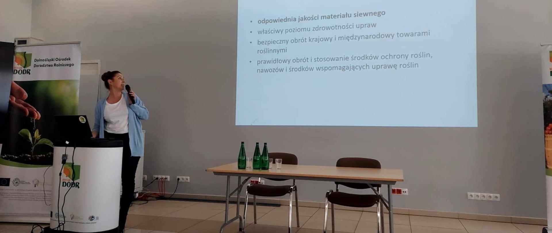 Pracownik WIORiN we Wrocławiu przedstawia prezentację