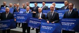 Minister infrastruktury Andrzej Adamczyk w towarzystwie samorządowców, którzy otrzymali dofinansowanie z RFRD