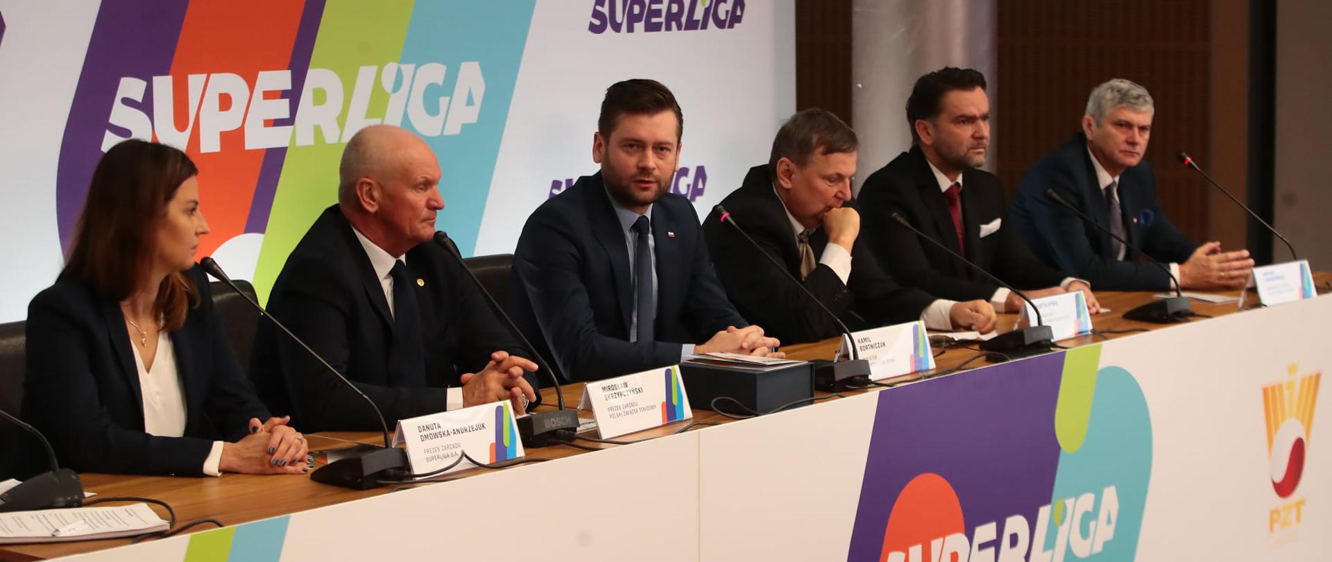 Minister Kamil Bortniczuk razem z gośćmi podczas konferencji dot. Superligi Tenisa Ziemnego