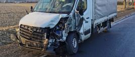 Na zdjęciu uszkodzony Opel Movano po zdarzeniu drogowym.