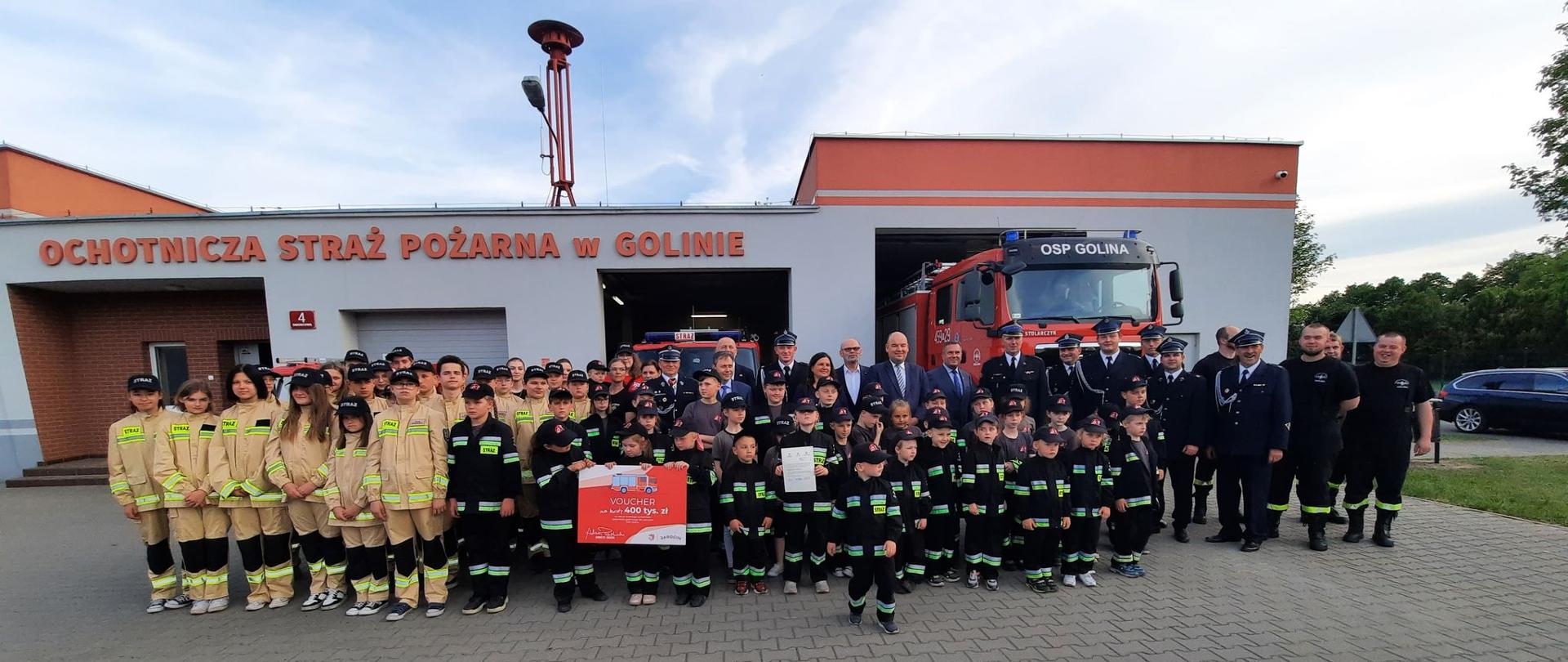 Grupowe zdjęcie przed remizą OSP Golina