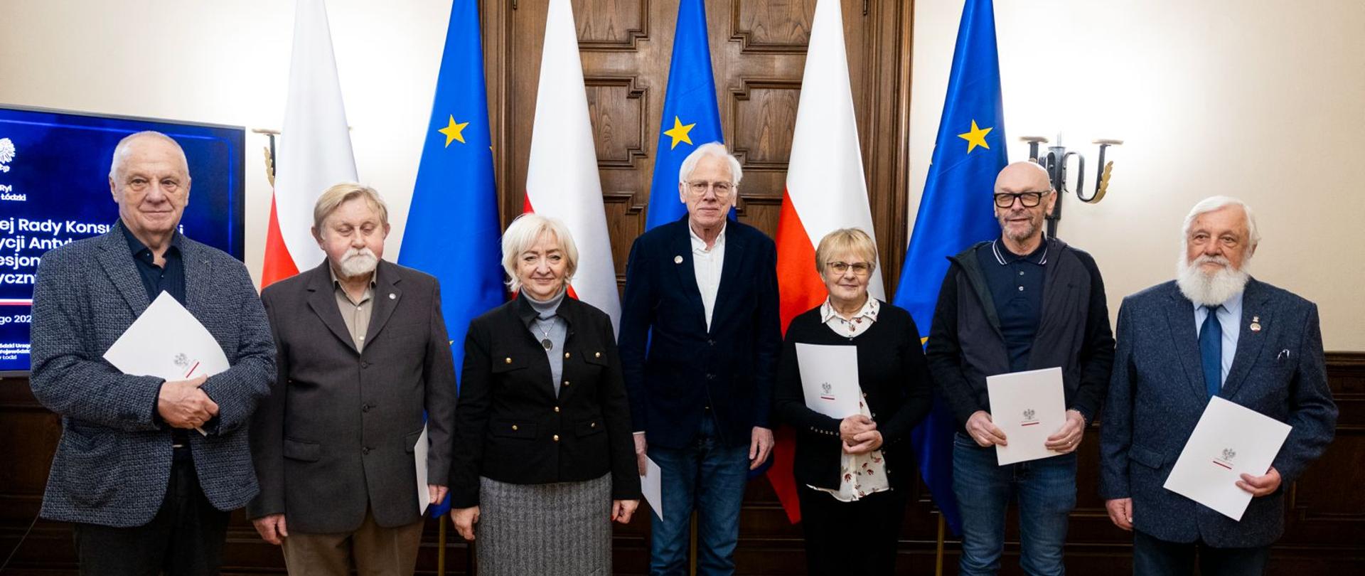 Pamiątkowa fotografia wojewody łódzkiego Doroty Ryl z członkami Wojewódzkiej Rady Konsultacyjnej ds. Działaczy Opozycji Antykomunistycznej oraz Osób Represjonowanych z Powodów Politycznych 