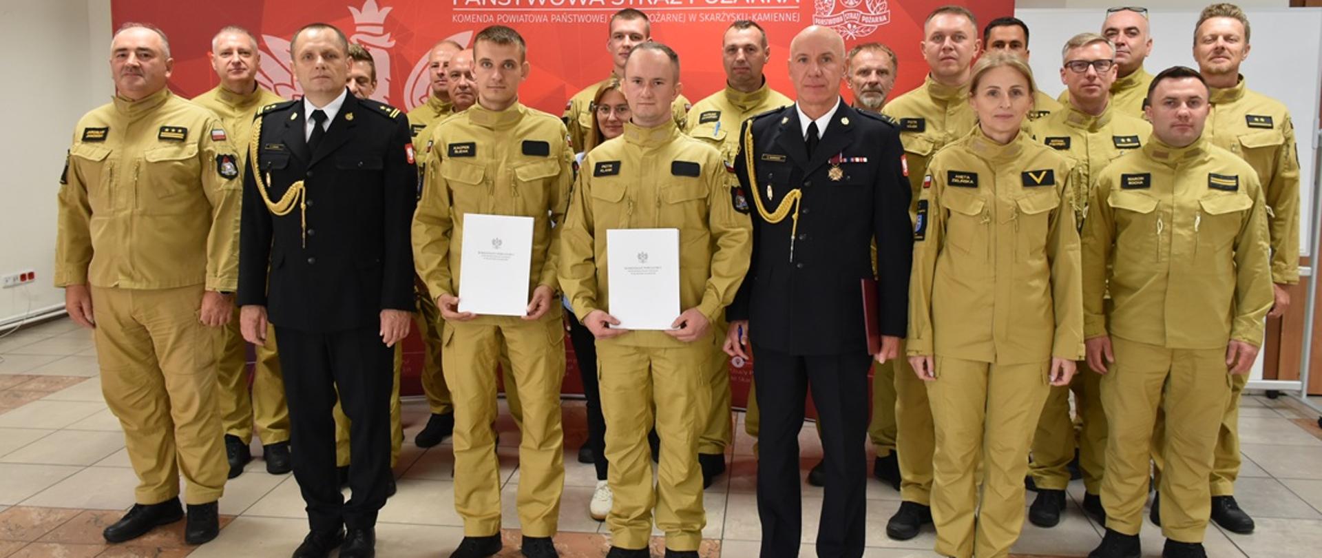 Wspólne zdjęcie grupowe po zakończonej uroczystości ślubowania na strażaków PSP.