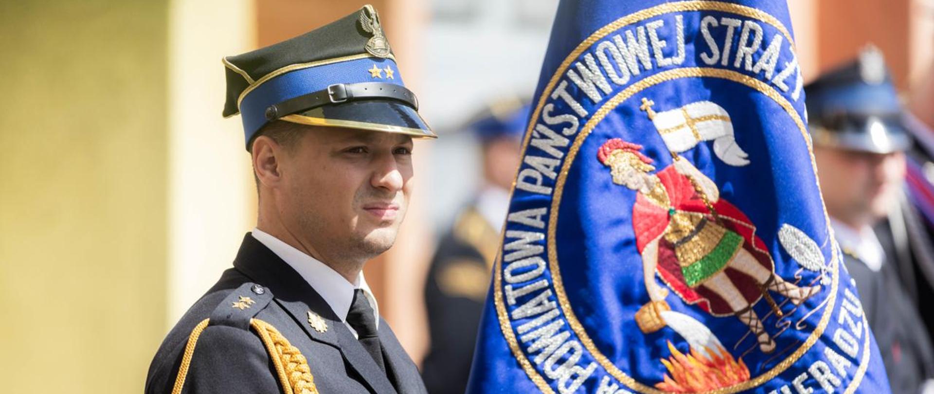 Funkcjonariusz Państwowej Straży Pożarnej podczas święta w Sieradzu 