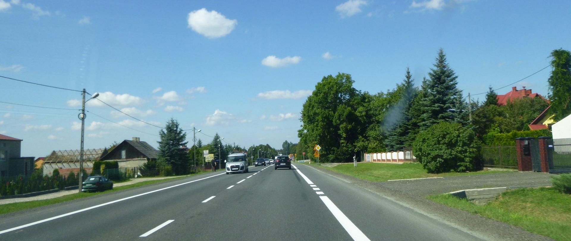 DK94 w Jerzmanowicach - zdjęcie drogi jednojezdniowej o dwóch pasach ruchu (po jednym w każdym kierunku) z wydzielonym poboczem 