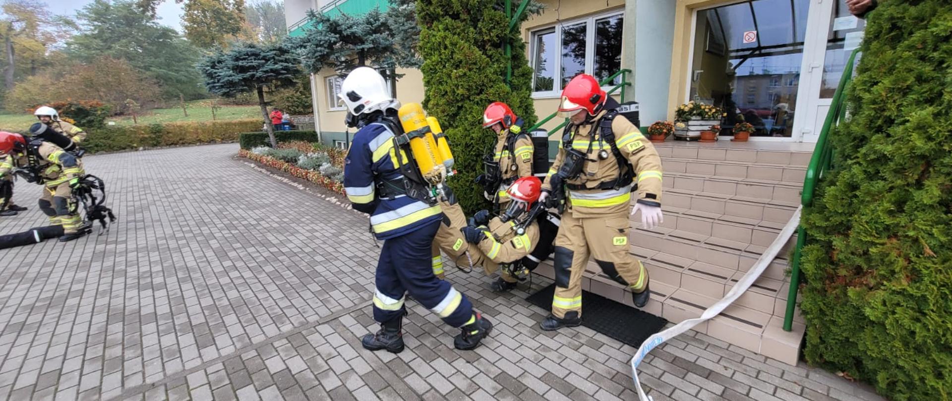 Na zdjęciu strażacy podczas ćwiczeń