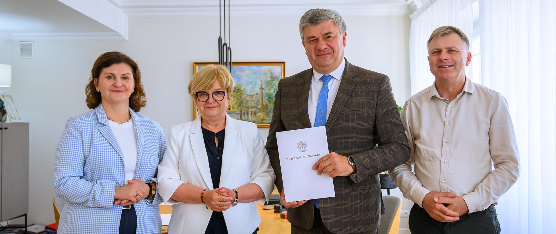 Zdjęcie przedstawia uczestników uroczystości podpisania umów